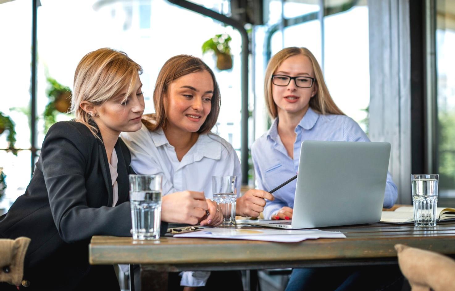 Profesionales trabajando en planificación financiera