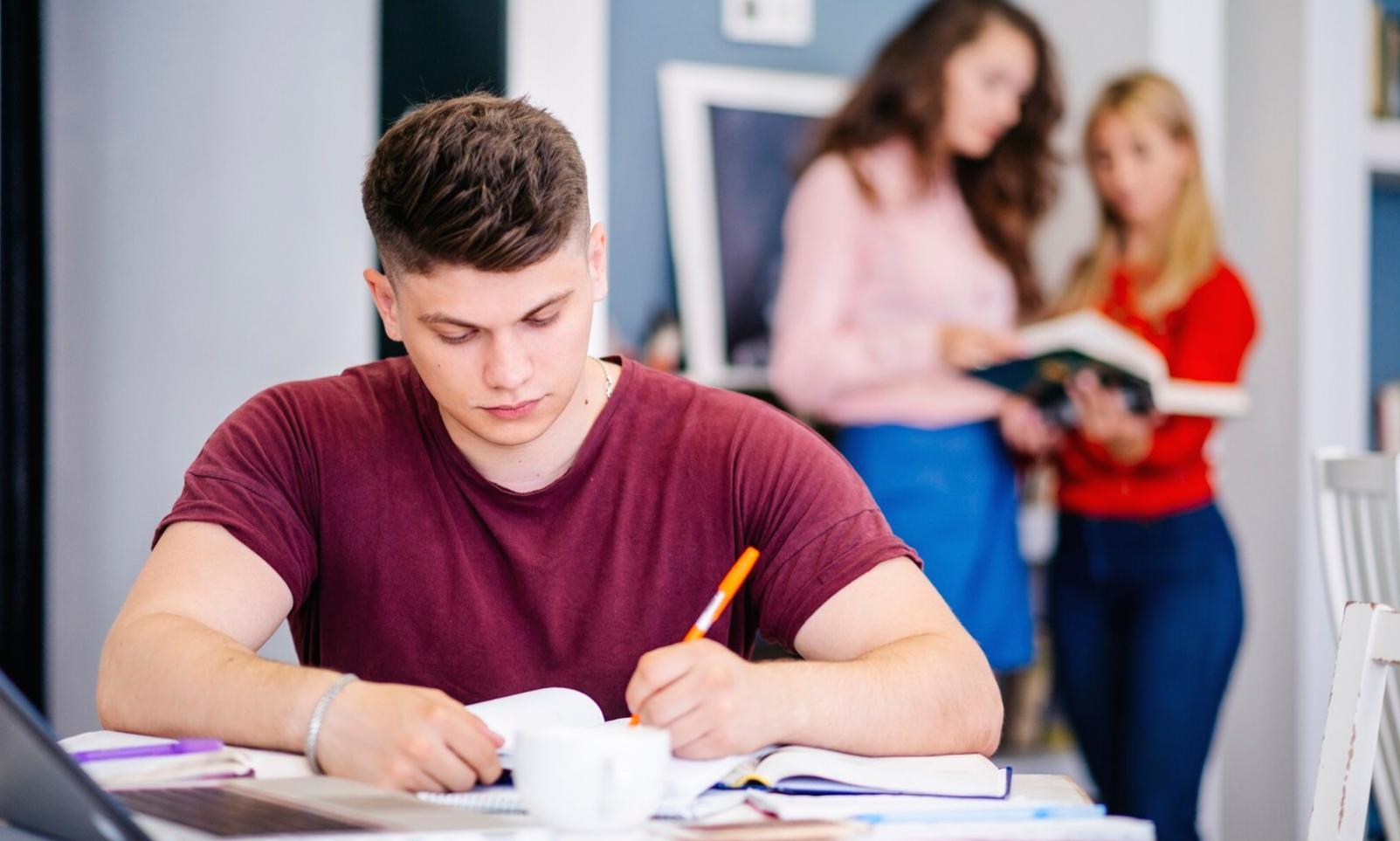 Grupo de estudiantes colaborando en proyecto financiero